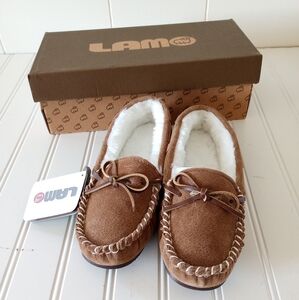LAMO Slippers Womens Size 5 Wide Britain Moc II Brown Suede NIB EW1360W